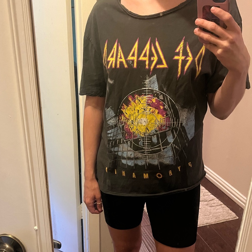 Def Leppard Distressed Medium Washed Top - Dark Grey